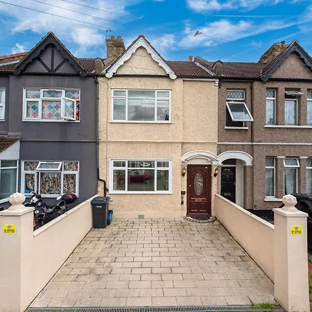3 Bedroom House With Spacious Back Garden & Free Parking In Ilford, Barking Apartment