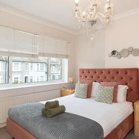 3 Bedroom House With Spacious Back Garden & Free Parking In Ilford, Barking Apartment *