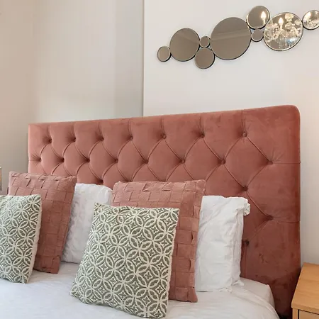 Apartment 3 Bedroom House With Spacious Back Garden & Free Parking In Ilford, Barking Barking (Greater London)