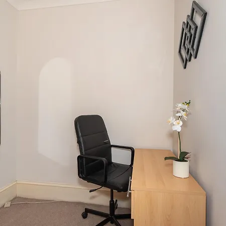 Apartment 3 Bedroom House With Spacious Back Garden & Free Parking In Ilford, Barking