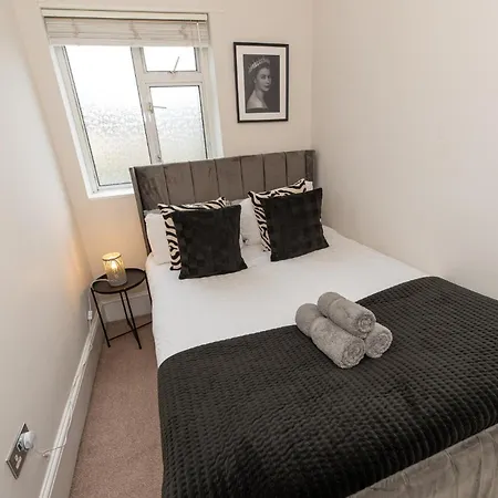 3 Bedroom House With Spacious Back Garden & Free Parking In Ilford, Barking Barking (Greater London)
