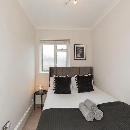 3 Bedroom House With Spacious Back Garden & Free Parking In Ilford, Barking * Barking (Greater London)