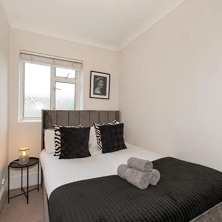 Apartment 3 Bedroom House With Spacious Back Garden & Free Parking In Ilford, Barking *