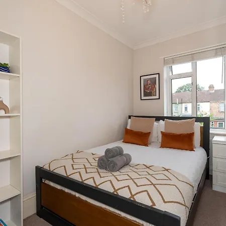 3 Bedroom House With Spacious Back Garden & Free Parking In Ilford, Barking