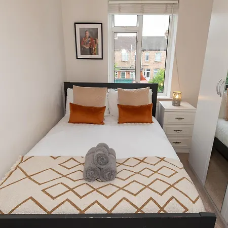 Apartment 3 Bedroom House With Spacious Back Garden & Free Parking In Ilford, Barking