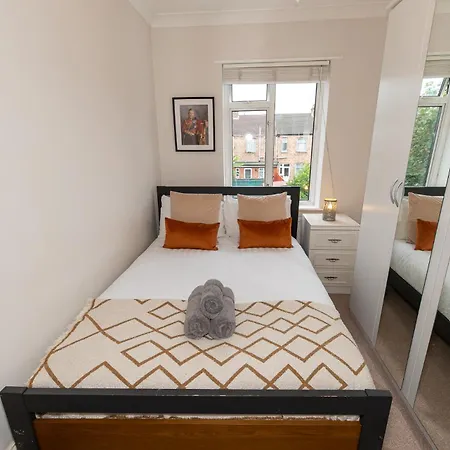 3 Bedroom House With Spacious Back Garden & Free Parking In Ilford, Barking Apartment *