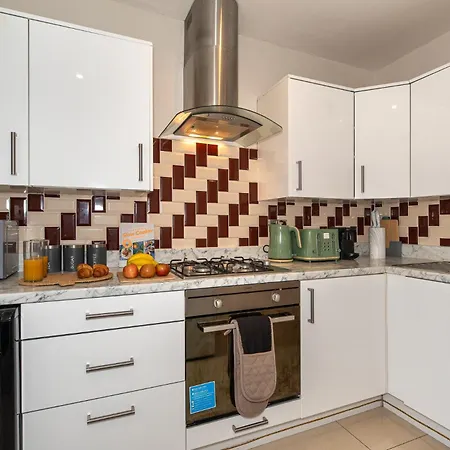 3 Bedroom House With Spacious Back Garden & Free Parking In Ilford, Barking Barking (Greater London)
