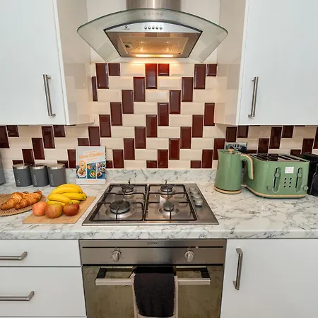3 Bedroom House With Spacious Back Garden & Free Parking In Ilford, Barking Apartment Barking (Greater London)