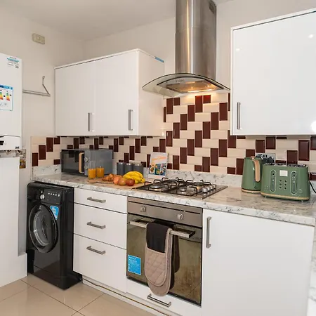 Apartment 3 Bedroom House With Spacious Back Garden & Free Parking In Ilford, Barking *