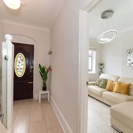 Apartment 3 Bedroom House With Spacious Back Garden & Free Parking In Ilford, Barking Barking (Greater London)