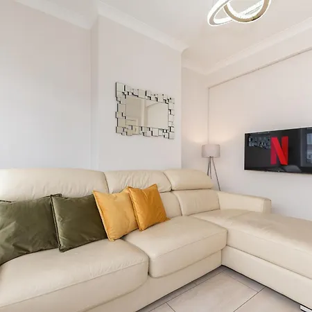 3 Bedroom House With Spacious Back Garden & Free Parking In Ilford, Barking *