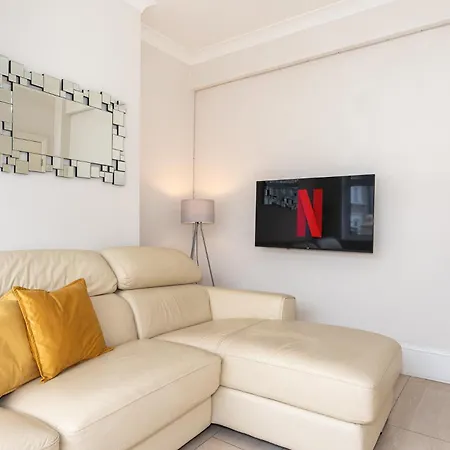3 Bedroom House With Spacious Back Garden & Free Parking In Ilford, Barking Apartment