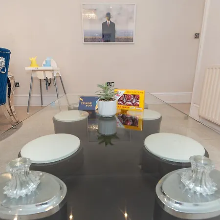 3 Bedroom House With Spacious Back Garden & Free Parking In Ilford, Barking *
