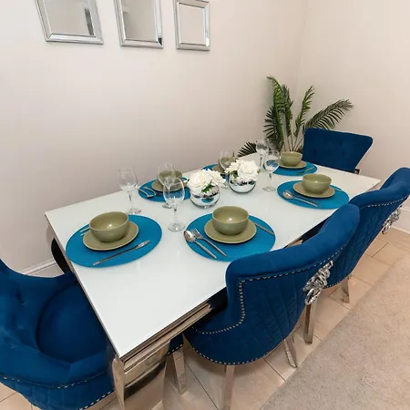 Apartment 3 Bedroom House With Spacious Back Garden & Free Parking In Ilford, Barking