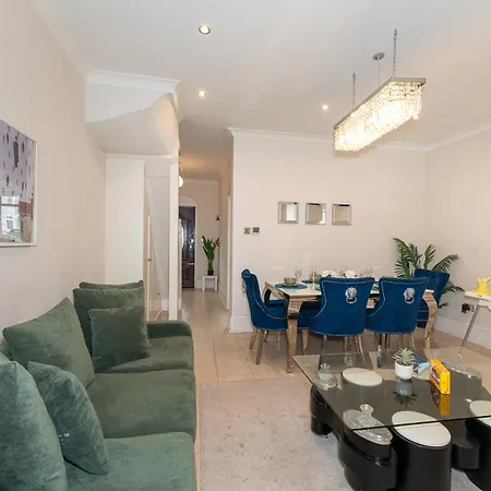 Apartment 3 Bedroom House With Spacious Back Garden & Free Parking In Ilford, Barking