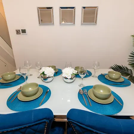 Apartment 3 Bedroom House With Spacious Back Garden & Free Parking In Ilford, Barking Barking (Greater London)