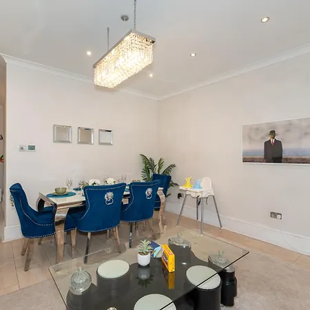 3 Bedroom House With Spacious Back Garden & Free Parking In Ilford, Barking