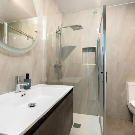 公寓 Large 4 Bedroom House With Parking Available