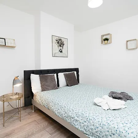Large 4 Bedroom House With Parking Available