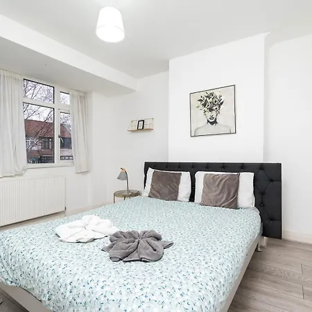 Large 4 Bedroom House With Parking Available 公寓 *