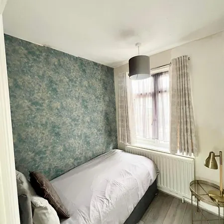 Large 4 Bedroom House With Parking Available 公寓 伦敦