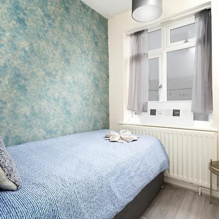 Large 4 Bedroom House With Parking Available *