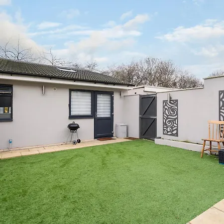 Large 4 Bedroom House With Parking Available * 伦敦