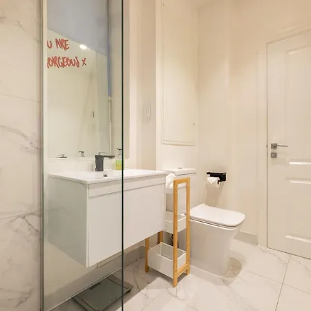 Modern Luxury Soho Apartment *