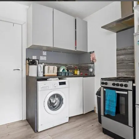 Coombe Hill 2 Bedroom House & Parking Apartment