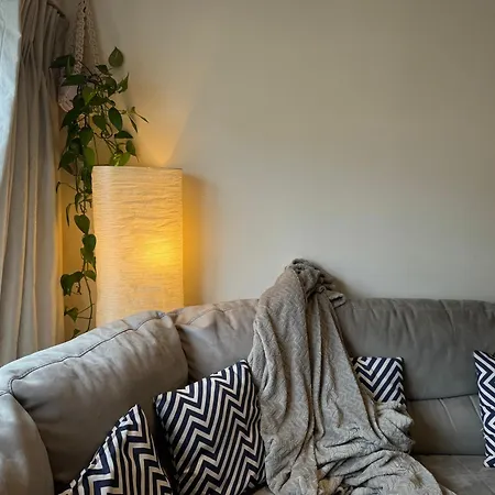 Modern Furnished 5 Min Walk To Underground Station
