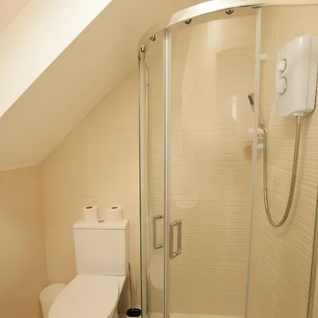Apartment Coombe Hill 2 Bedroom House & Parking *