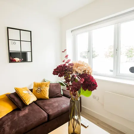 Apartment Coombe Hill 2 Bedroom House & Parking London
