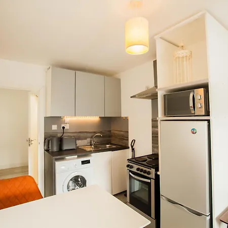 Coombe Hill 2 Bedroom House & Parking Apartment