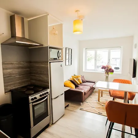 Apartment Coombe Hill 2 Bedroom House & Parking London