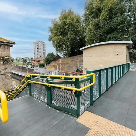 Modern 2-bed Flat Woolwich Station 6 Mins Walk Pass The Keys