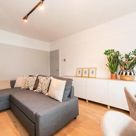 Modern 2-bed Flat Woolwich Station 6 Mins Walk Pass The Keys Apartment