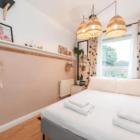 Modern 2-bed Flat Woolwich Station 6 Mins Walk Pass The Keys London