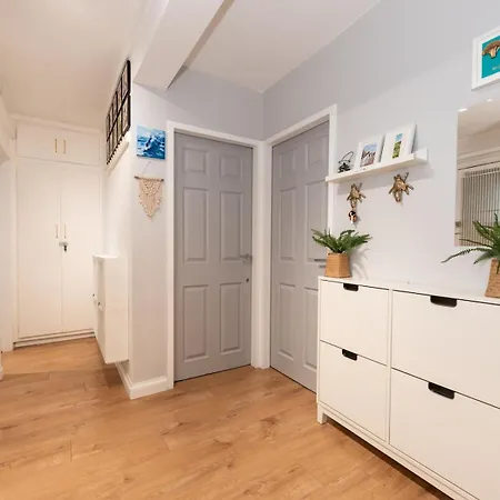 Modern 2-bed Flat Woolwich Station 6 Mins Walk Pass The Keys