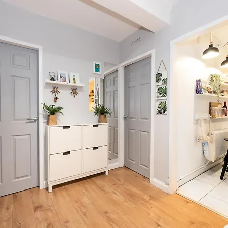 Apartment Modern 2-bed Flat Woolwich Station 6 Mins Walk Pass The Keys London