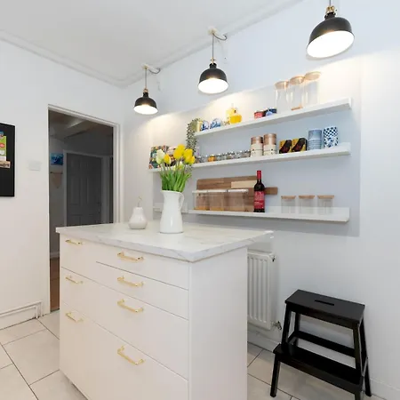 Modern 2-bed Flat Woolwich Station 6 Mins Walk Pass The Keys London