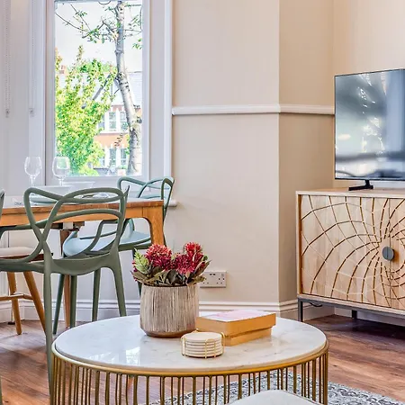Stylish 2br Flat With Terrace In North Kensington לונדון
