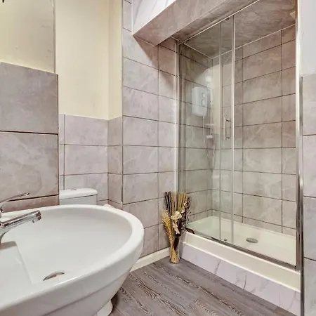 Spacious London Home- 15 Minutes To Paddington Hayes (Greater London)