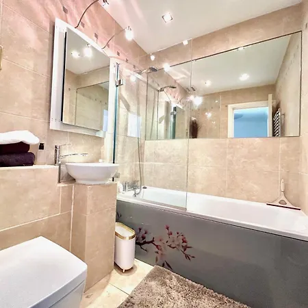 Privatunterkunft Beautiful In Gated Community