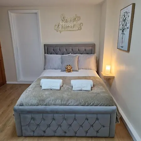 Cozy Flat & Lovely Garden, High Speed Wifi Apartment