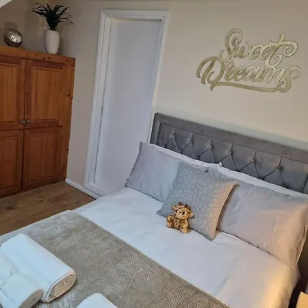 Apartment Cozy Flat & Lovely Garden, High Speed Wifi *