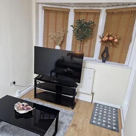 Cozy Flat & Lovely Garden, High Speed Wifi Apartment