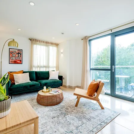 Urban Haven A Central Modern Gem *