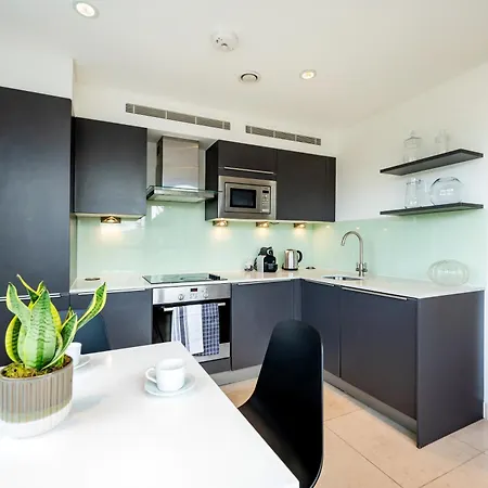 Apartment Urban Haven A Central Modern Gem *