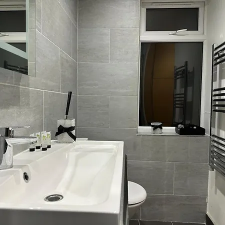 New! Brand New Beautiful Modern Apartment London