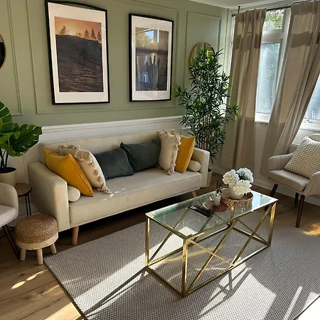 Grace House - 15 Minutes To London Apartment *